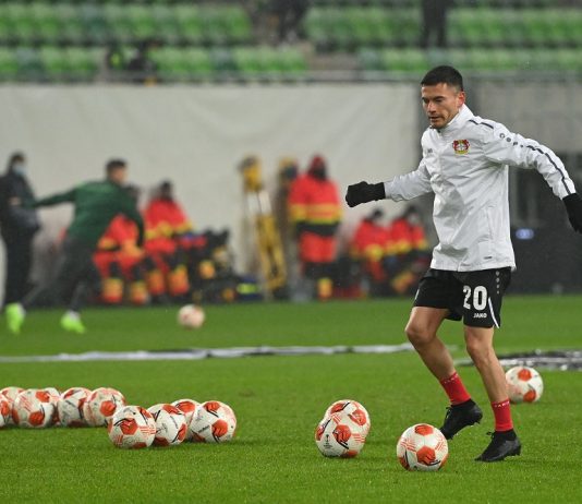 Charles Aránguiz vio minutos en goleada del Leverkusen