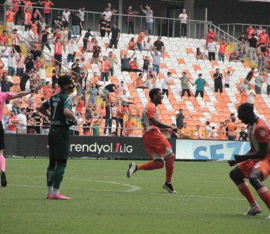 Junior Fernandes las hizo todas: triplete y asistencia en triunfo del Adanaspor
