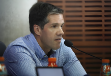 Michael Clark fue categórico y pidió paciencia ante la falta de refuerzos: «Vamos a tener a los jugadores que nosotros queremos»