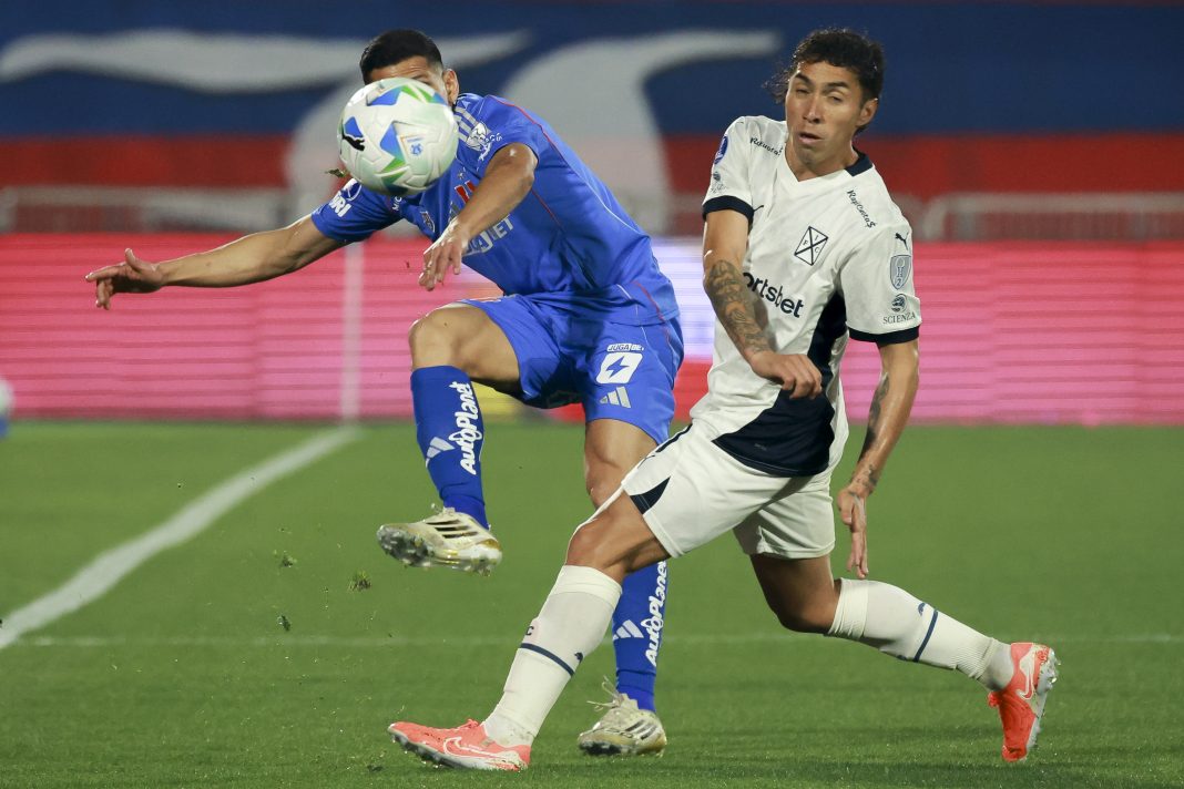 Israel Poblete baja en Universidad de Chile para el partido contra Independiente por la Copa Sudamericana 2025.