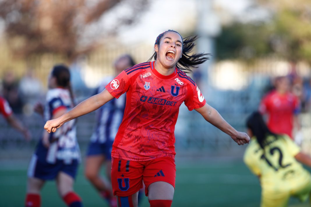 Su Helen Galaz celebra ante Deportes Recoleta