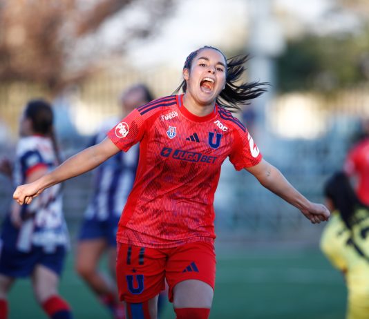 Universidad de Chile derrota a Deportes Recoleta y se consolida en el segundo lugar de la Liga Femenina 2025 Su Helen Galaz celebra ante Deportes Recoleta
