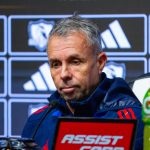 Gustavo Álvarez tras la derrota en el Superclásico: “El equipo estaba mejor hasta la expulsión” Gustavo Álvarez entrenador de Universidad de Chile en el Superclásico 2025 ante Colo Colo.