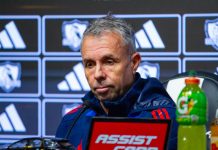 Gustavo Álvarez tras la derrota en el Superclásico: “El equipo estaba mejor hasta la expulsión” Gustavo Álvarez entrenador de Universidad de Chile en el Superclásico 2025 ante Colo Colo.