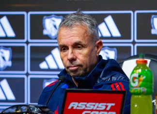 Gustavo Álvarez tras la derrota en el Superclásico: “El equipo estaba mejor hasta la expulsión” Gustavo Álvarez entrenador de Universidad de Chile en el Superclásico 2025 ante Colo Colo.