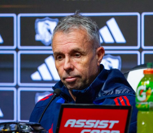 Gustavo Álvarez tras la derrota en el Superclásico: “El equipo estaba mejor hasta la expulsión” Gustavo Álvarez entrenador de Universidad de Chile en el Superclásico 2025 ante Colo Colo.