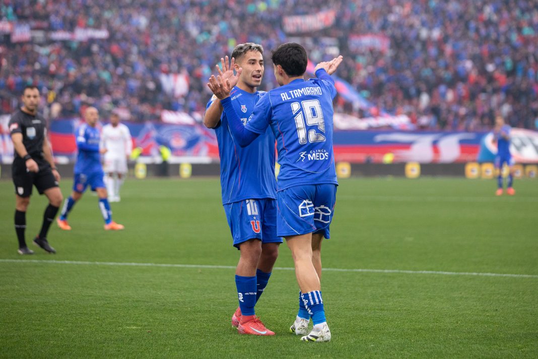 Lucas Assadi y Javier Altamirano de Universidad de Chile celebrando en el Estadio Nacional