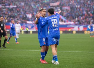 Universidad de Chile recibe a Audax Italiano en busca de alcanzar a Coquimbo en la Liga de Primera 2025 Lucas Assadi y Javier Altamirano de Universidad de Chile celebrando en el Estadio Nacional