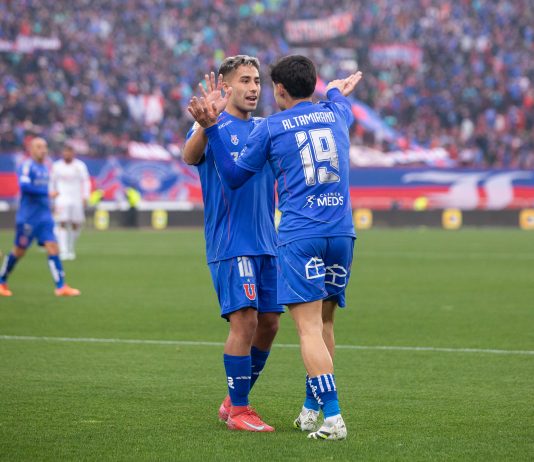 Universidad de Chile recibe a Audax Italiano en busca de alcanzar a Coquimbo en la Liga de Primera 2025 Lucas Assadi y Javier Altamirano de Universidad de Chile celebrando en el Estadio Nacional