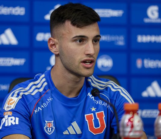 Felipe Salomoni: “Soy un lateral carrilero más ofensivo” Felipe Salomoni en su presentación oficial con la U