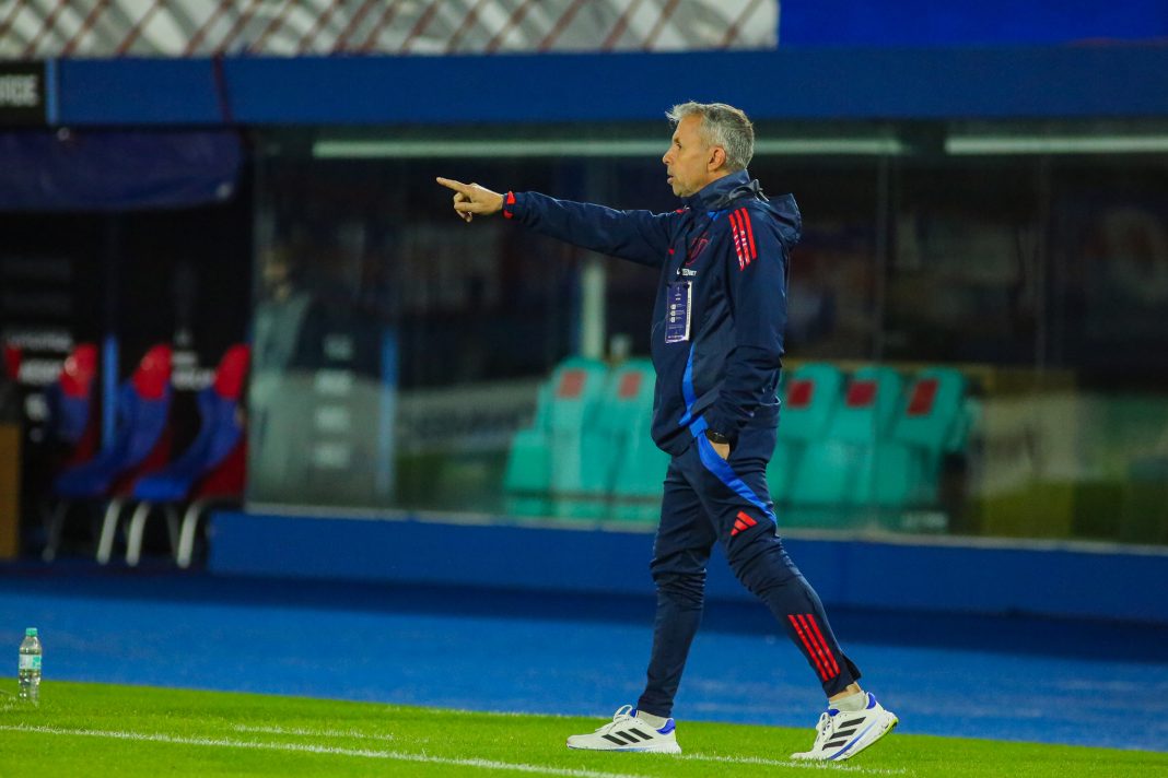 GUA-UCH-59 Gustavo Álvarez ante de enfrentar a Independiente por Copa Sudamericana 2025.
