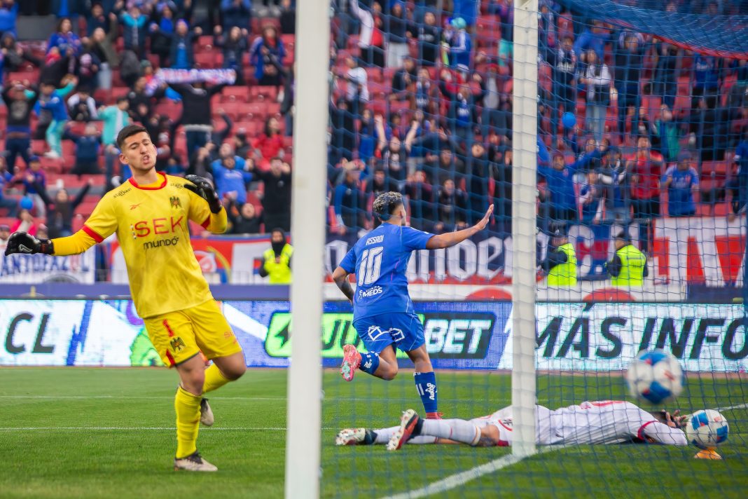 Lucas Assadi de Universidad de Chile celebra en la goleada 4-1 ante Unión Española