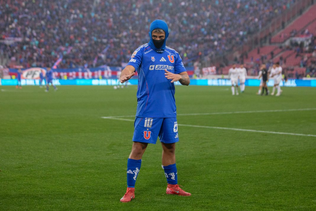 Lucas Assadi de Universidad de Chile realizando la celebración ninja