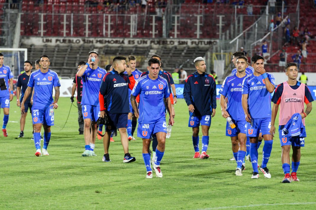 Jugadores de Universidad de Chile en el Estadio Nacional durante un partido de la Liga de Primera