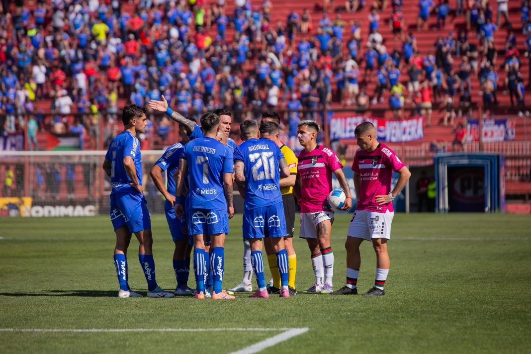 Jugadores de Universidad de Chile ante Palestino en el Estadio Santa Laura.