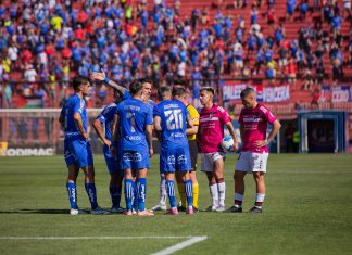 Sigue en la lucha por el Chile 2: Universidad de Chile resistió con uno menos y venció a Palestino en Santa Laura Jugadores de Universidad de Chile ante Palestino en el Estadio Santa Laura.