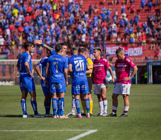 Sigue en la lucha por el Chile 2: Universidad de Chile resistió con uno menos y venció a Palestino en Santa Laura Jugadores de Universidad de Chile ante Palestino en el Estadio Santa Laura.
