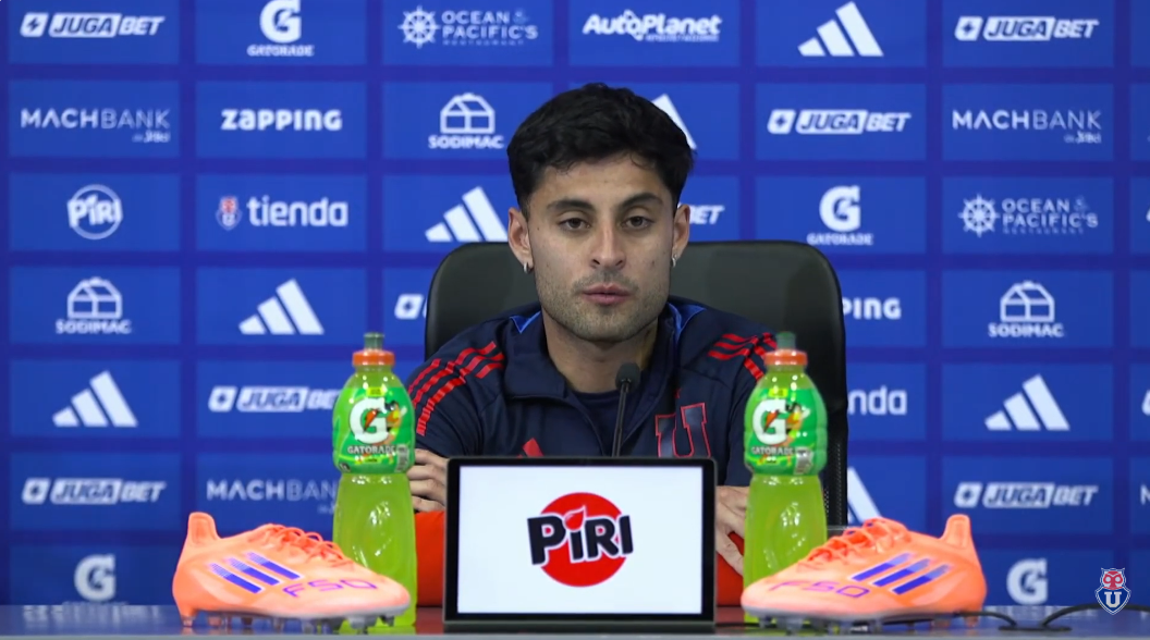 Javier Altamirano durante la conferencia de prensa previa al duelo entre Universidad de Chile y Lanús por la semifinal de la Copa Sudamericana 2025 en el Estadio Nacional.
