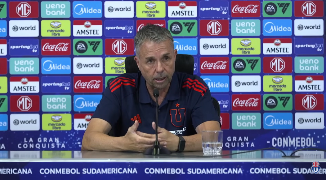 Gustavo Álvarez durante la conferencia de prensa previa al duelo entre Universidad de Chile y Lanús por la semifinal de la Copa Sudamericana 2025 en el Estadio Nacional.