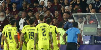 La U luchó hasta el final pero con polémica fue eliminado ante Lanús por Copa Sudamericana Jugadores de Universidad de Chile esperando la decisión del VAR ante Lanús en las semifinales de la Copa Sudamericana 2025.