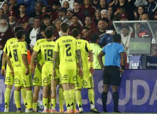 La U luchó hasta el final pero con polémica fue eliminado ante Lanús por Copa Sudamericana Jugadores de Universidad de Chile esperando la decisión del VAR ante Lanús en las semifinales de la Copa Sudamericana 2025.