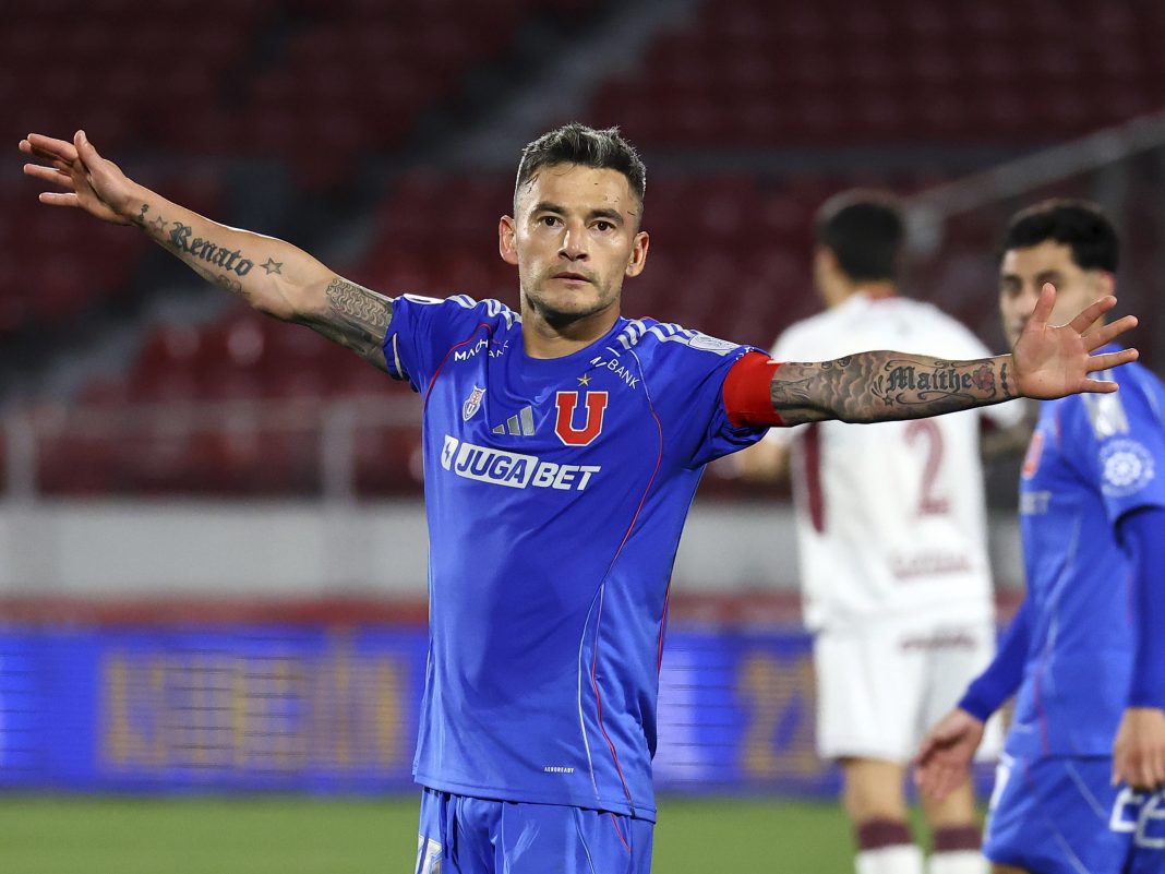 Charles Aránguiz celebra el empate ante Lanús por la Copa Sudamericana 2025.