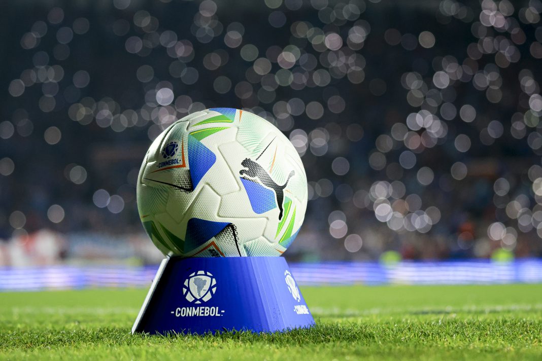 137A1925 El balón de la Copa Sudamericana en el estadio Nacional.