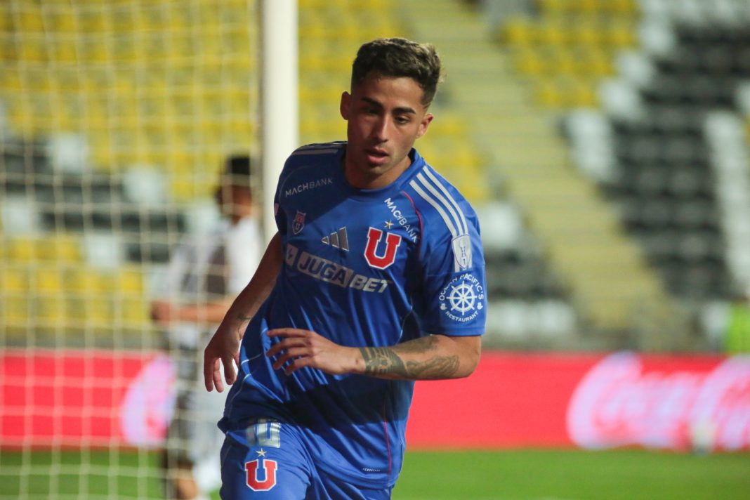 Lucas Assadi celebrando un gol con Universidad de Chile en la Copa Sudamericana 2025.