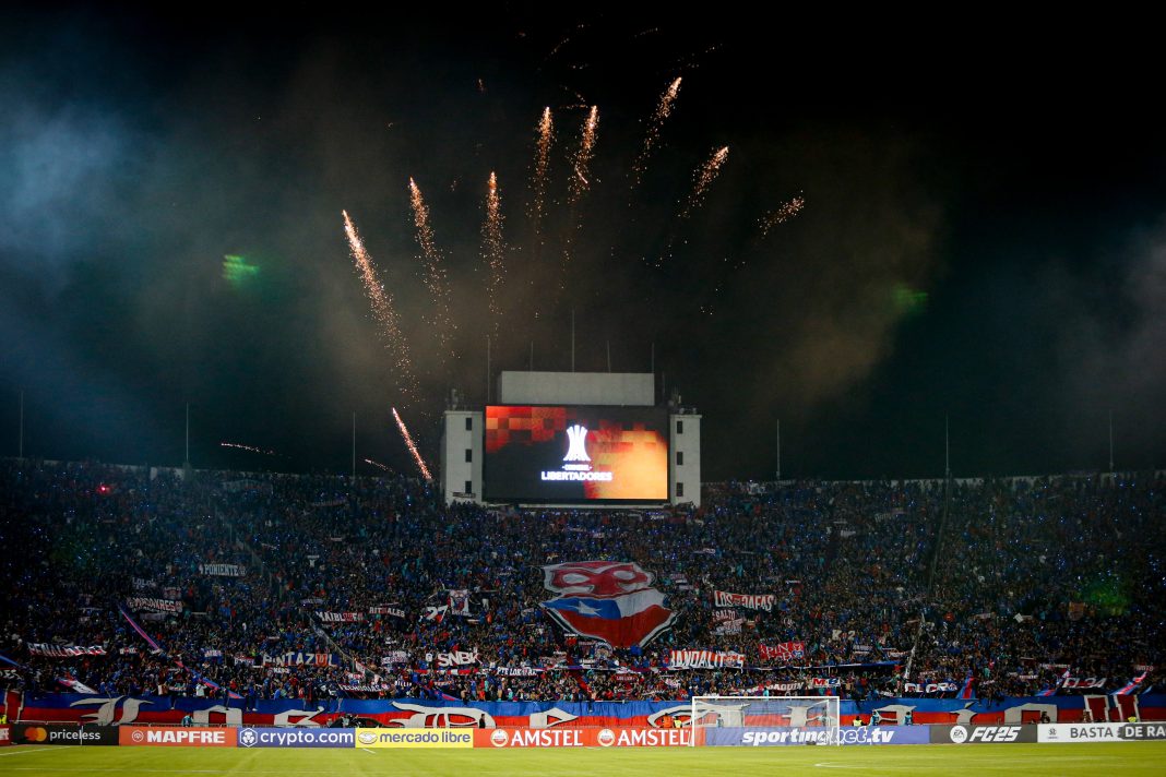 Gnkmm9UWIAA6Ycg Hinchas de Universidad de Chile durante la Copa Libertadores.