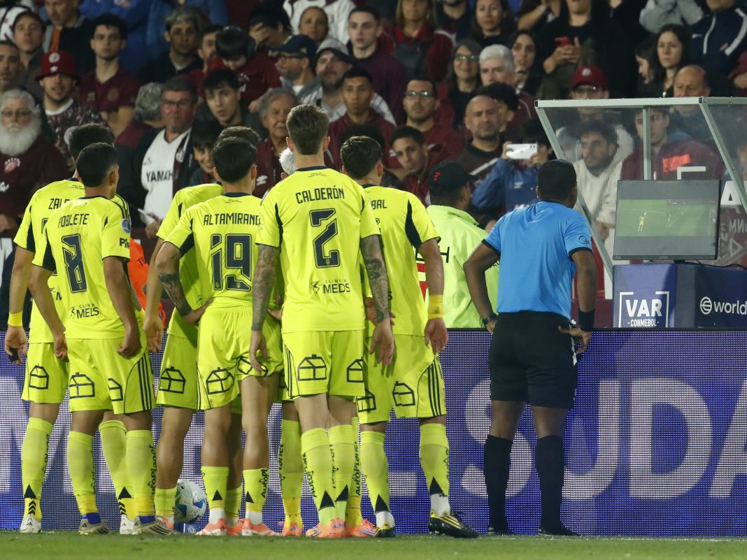 nota lanus sud Jugadores de Universidad de Chile esperando la decisión del VAR ante Lanús en las semifinales de la Copa Sudamericana 2025.