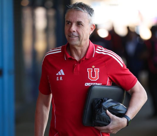 Gustavo Álvarez explicó las razones de la caída ante Huachipato y defendió sus decisiones tácticas Gustavo Álvarez durante el partido ante Huachipato por la Liga de Primera.