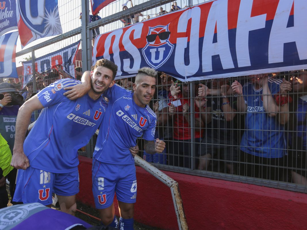 nota cronica lim Jugadores de Universidad de Chile celebrando durante el partido ante Deportes Limache.