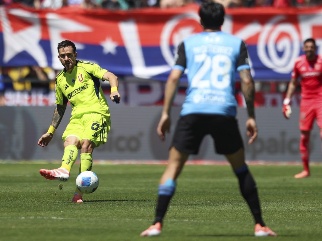Matías Zaldivia durante el partido ante Huachipato por la Liga de Primera 2025.