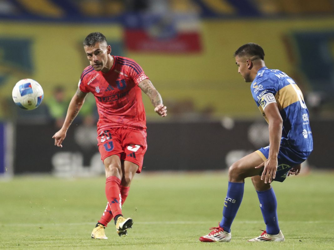 nota previa eve. Charles Aránguiz de Universidad de Chile durante un partido frente a Everton.