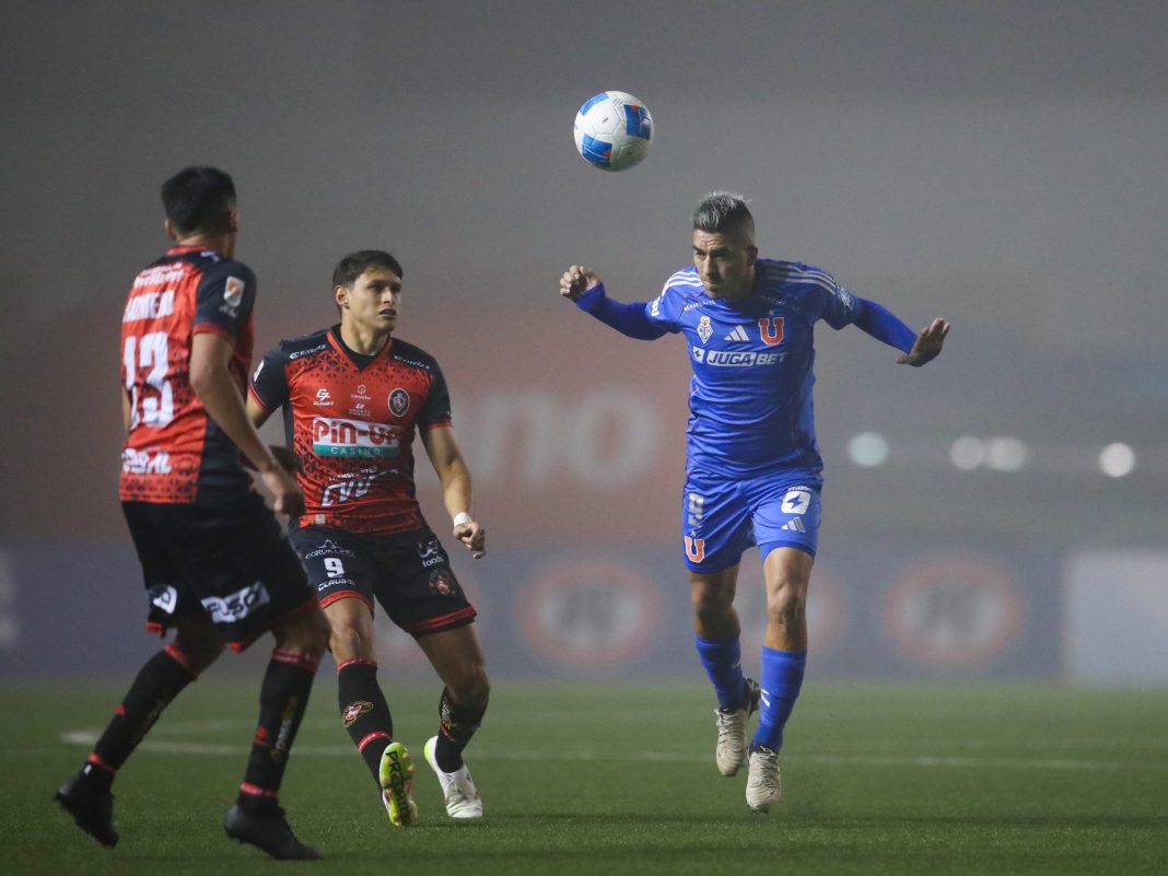 Leandro Fernández durante el partido ante Deportes Limache por la Liga de Primera 2025.