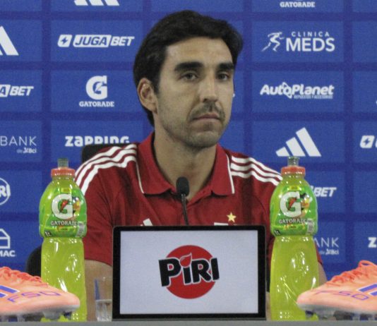 Meneghini tras asumir en la U: “No dudé en ningún momento en aceptar este desafío” Francisco Meneghini presentado como nuevo entrenador de Universidad de Chile en el Centro Deportivo Azul.