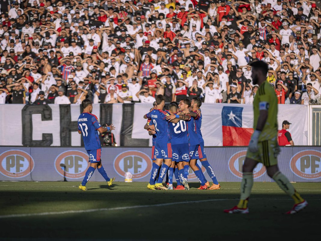 Matías Zaldivia celebra su gol en el triunfo de Universidad de Chile 1-0 ante Colo Colo en el Superclásico 2026 en el Estadio Monumental.