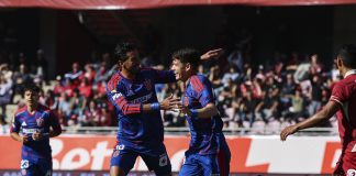 La U fue un vendaval en La Portada: humilló a La Serena y quedó lider del Grupo D Juan Martín Lucero y Agustín Arce celebran un gol durante el triunfo por 0-5 entre Deportes La Serena y Universidad de Chile por la Copa de la Liga 2026 en el Estadio La Portada