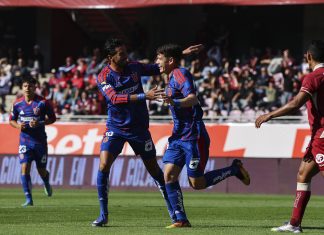 La U fue un vendaval en La Portada: humilló a La Serena y quedó lider del Grupo D Juan Martín Lucero y Agustín Arce celebran un gol durante el triunfo por 0-5 entre Deportes La Serena y Universidad de Chile por la Copa de la Liga 2026 en el Estadio La Portada