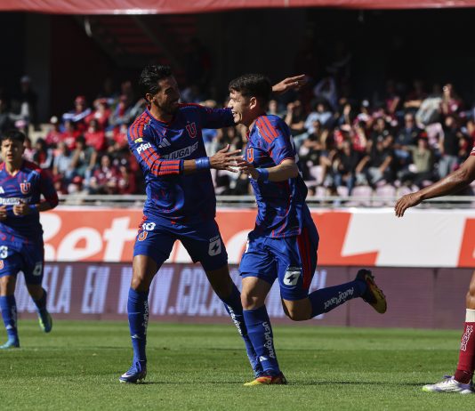 La U fue un vendaval en La Portada: humilló a La Serena y quedó lider del Grupo D Juan Martín Lucero y Agustín Arce celebran un gol durante el triunfo por 0-5 entre Deportes La Serena y Universidad de Chile por la Copa de la Liga 2026 en el Estadio La Portada