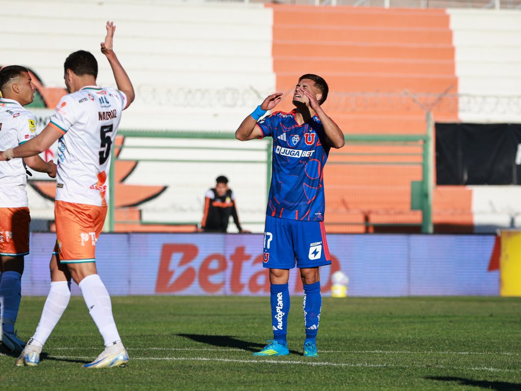 Fabián Hormazábal se lamenta durante la derrota por 1-0 entre Cobresal y Universidad de Chile por la Liga de Primera 2026 en el Estadio El Cobre