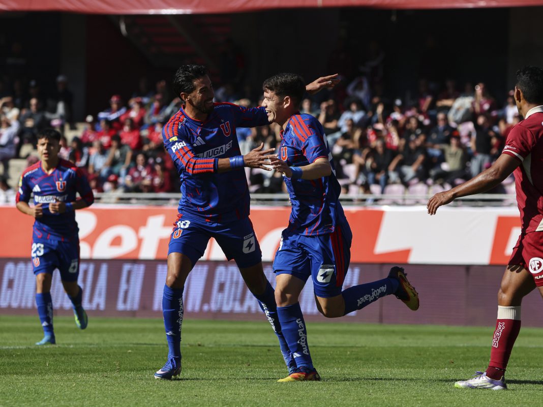 Juan Martín Lucero y Agustín Arce celebran un gol durante el triunfo por 0-5 entre Deportes La Serena y Universidad de Chile por la Copa de la Liga 2026 en el Estadio La Portada