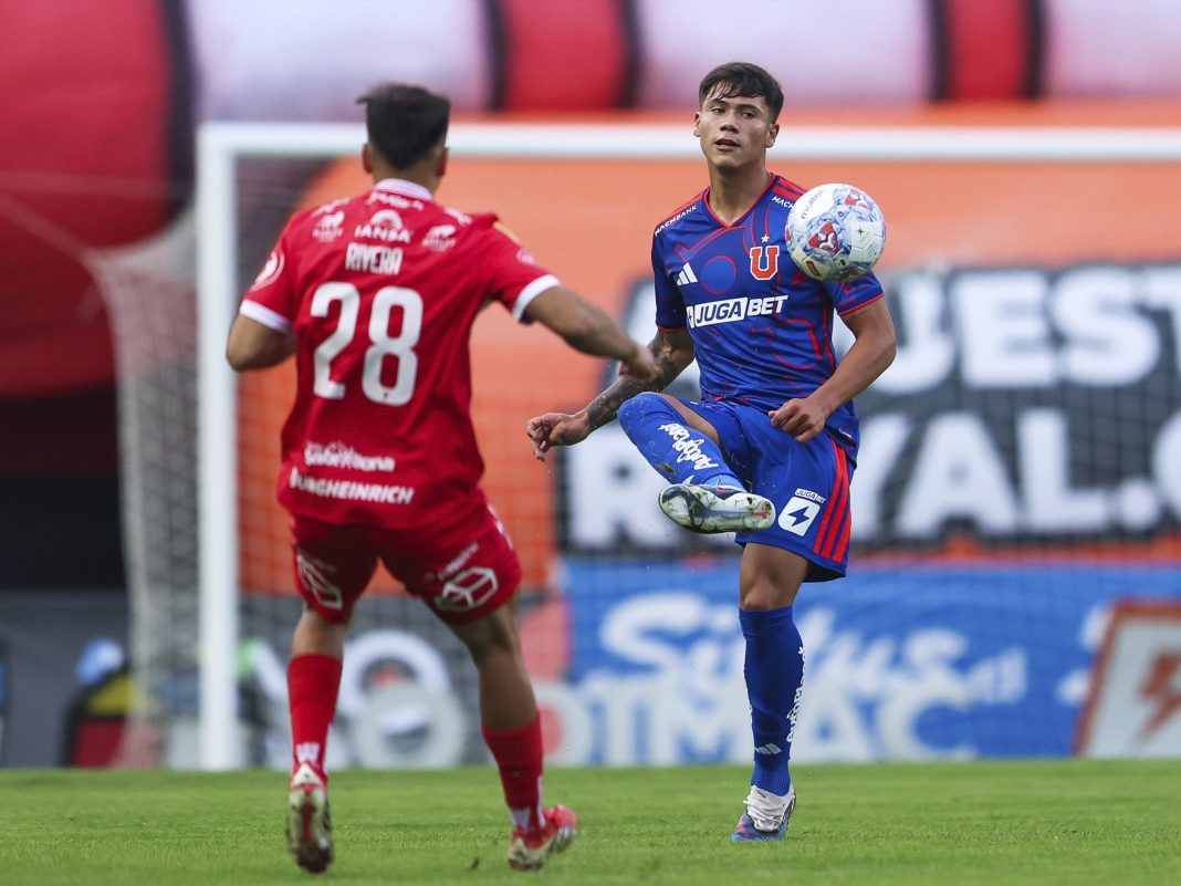 Lucas Barrera durante la derrota 0-1 entre Universidad de Chile y Ñublense por la Liga de Primera 2026 en el Estadio Nelson Oyarzún de Chillán