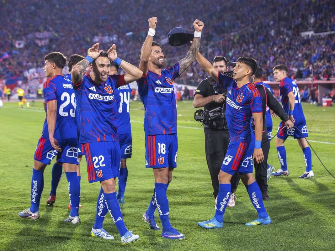 Juan Martín Lucero celebra su gol durante el triunfo por 1-0 entre Universidad de Chile y Universidad Católica por la Liga de Primera 2026 en el Estadio Nacional
