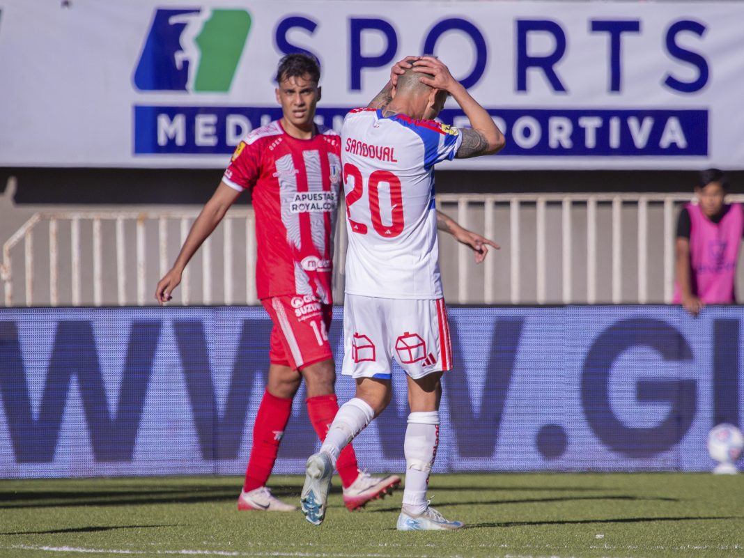 Charles Aránguiz se lamenta durante el triunfo por 1-0 de Unión La Calera ante Universidad de Chile por la Copa de la Liga 2026 en el Estadio Nicolás Chahuán Nazar